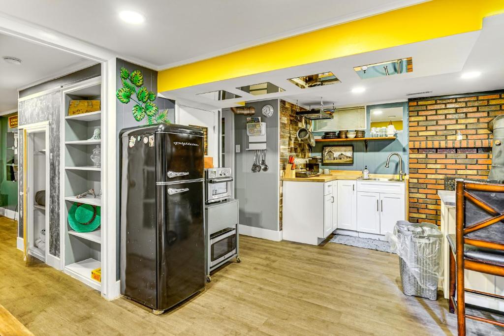 eine Küche mit einem Kühlschrank und einer Ziegelwand in der Unterkunft Salt Lake City Apt Near Downtown Pets Welcome! in Salt Lake City