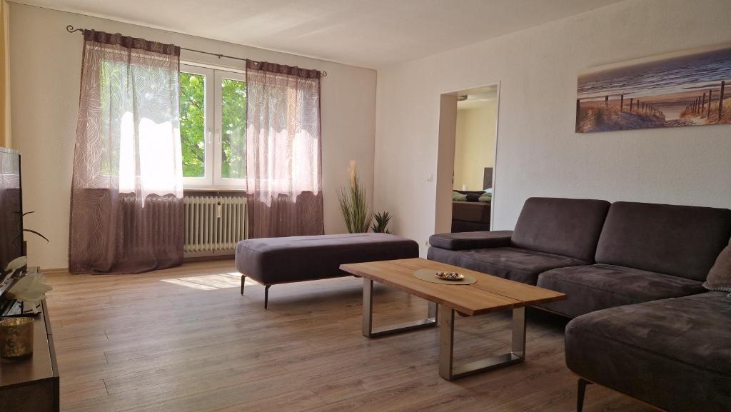 een woonkamer met een bank en een tafel bij 'Allgäus Finest Place '-Domizil zum Träumen und Erholen in Leutkirch im Allgäu