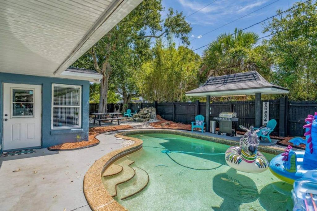un cortile con piscina e gazebo di Big Savings! 5br Poolside a Melbourne