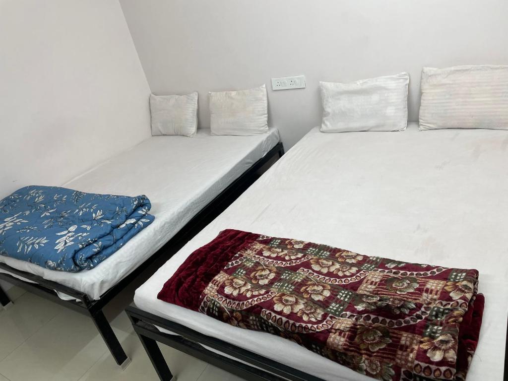 Postel nebo postele na pokoji v ubytování HOTEL DEV BHOOMI -Ujjain