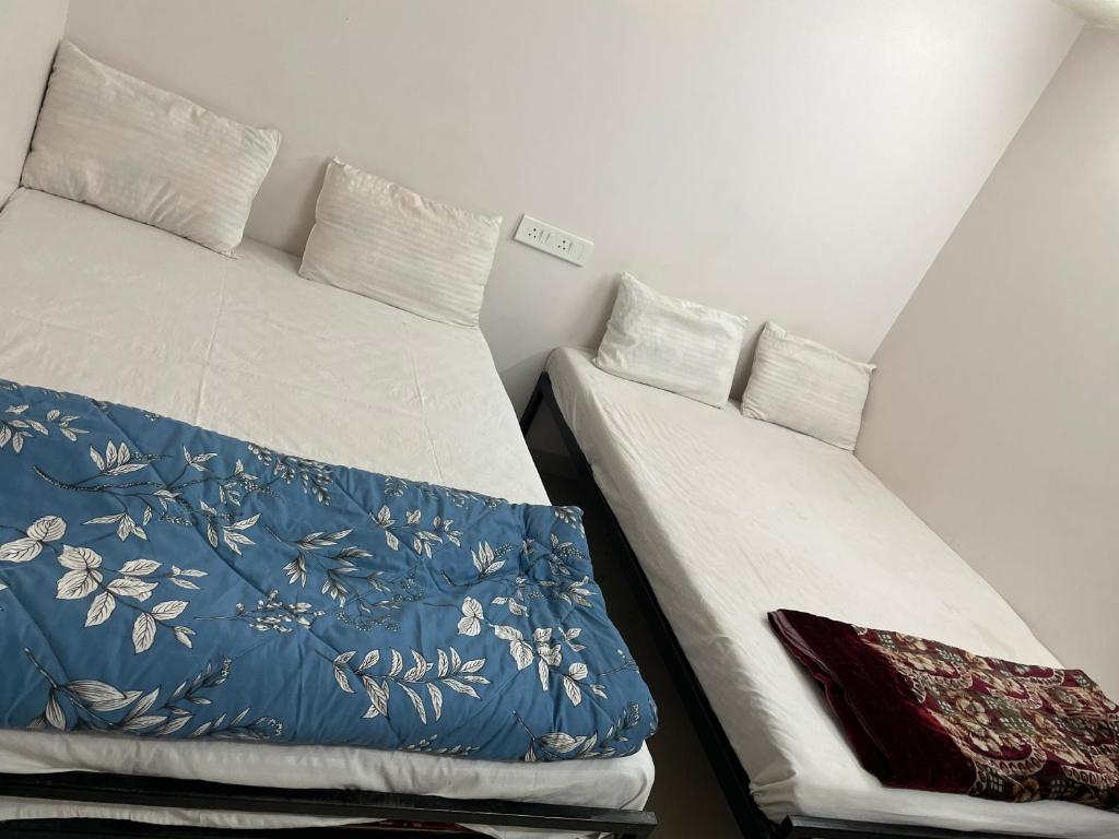 Postel nebo postele na pokoji v ubytování HOTEL DEV BHOOMI -Ujjain