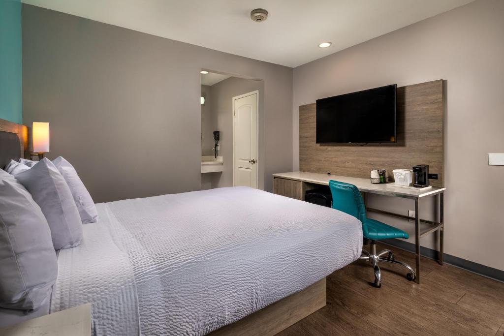 TV a/nebo společenská místnost v ubytování Travelodge by Wyndham LAX