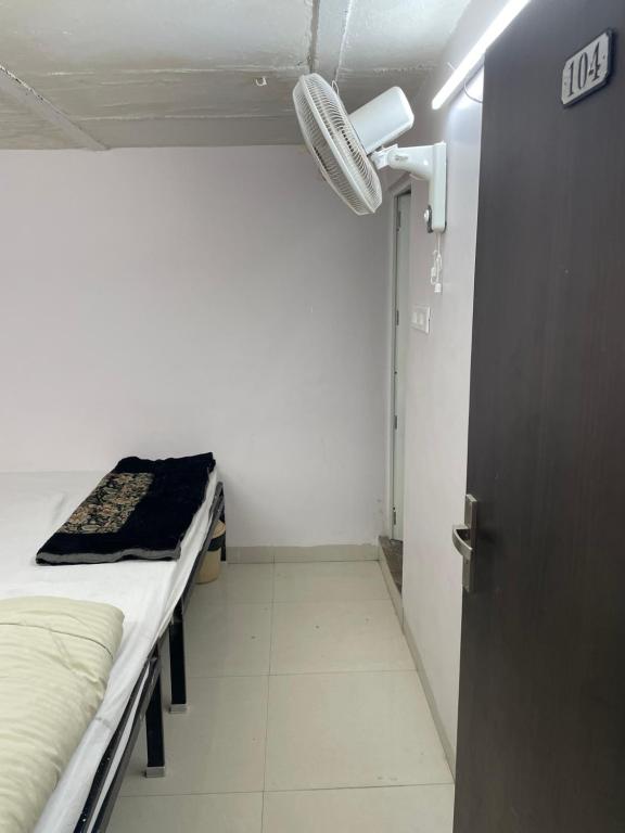 TV a/nebo společenská místnost v ubytování HOTEL DEV BHOOMI -Ujjain