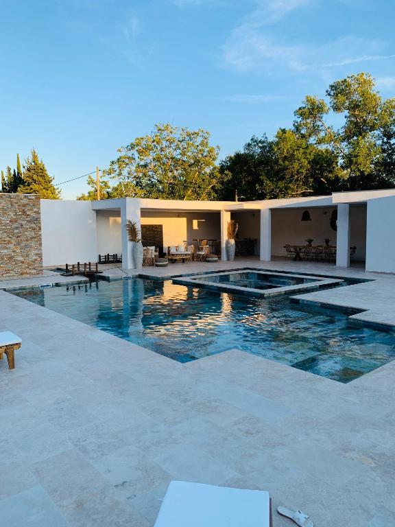 une piscine devant une maison dans l'établissement Bas de villa avec piscine privée, aux Pennes-Mirabeau