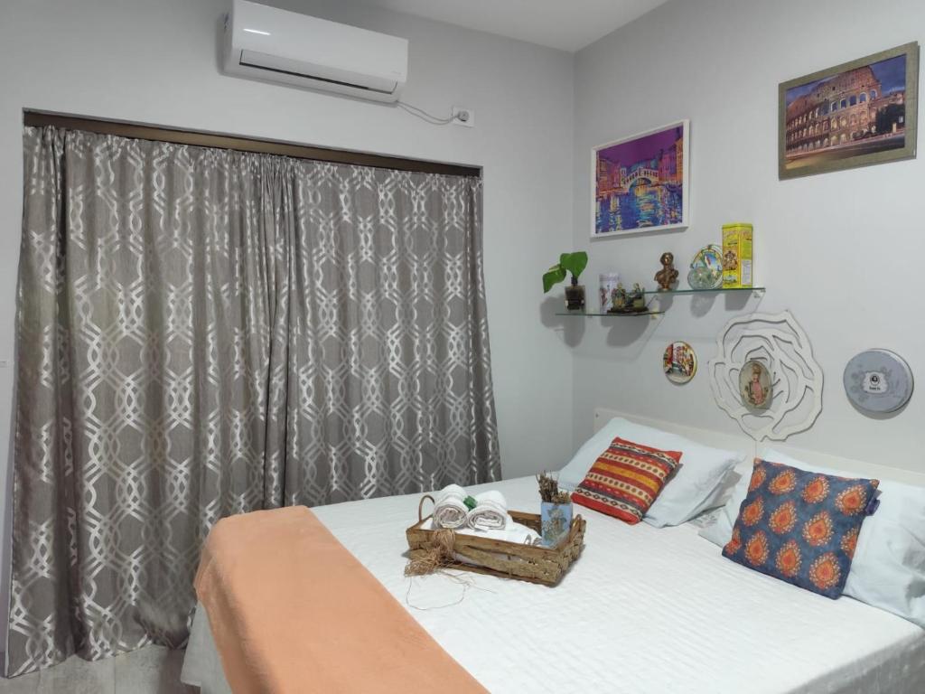 1 dormitorio con 1 cama con sábanas blancas y ventana en APTO Maison Class - 3 quartos próximo ao shopping en Foz do Iguaçu