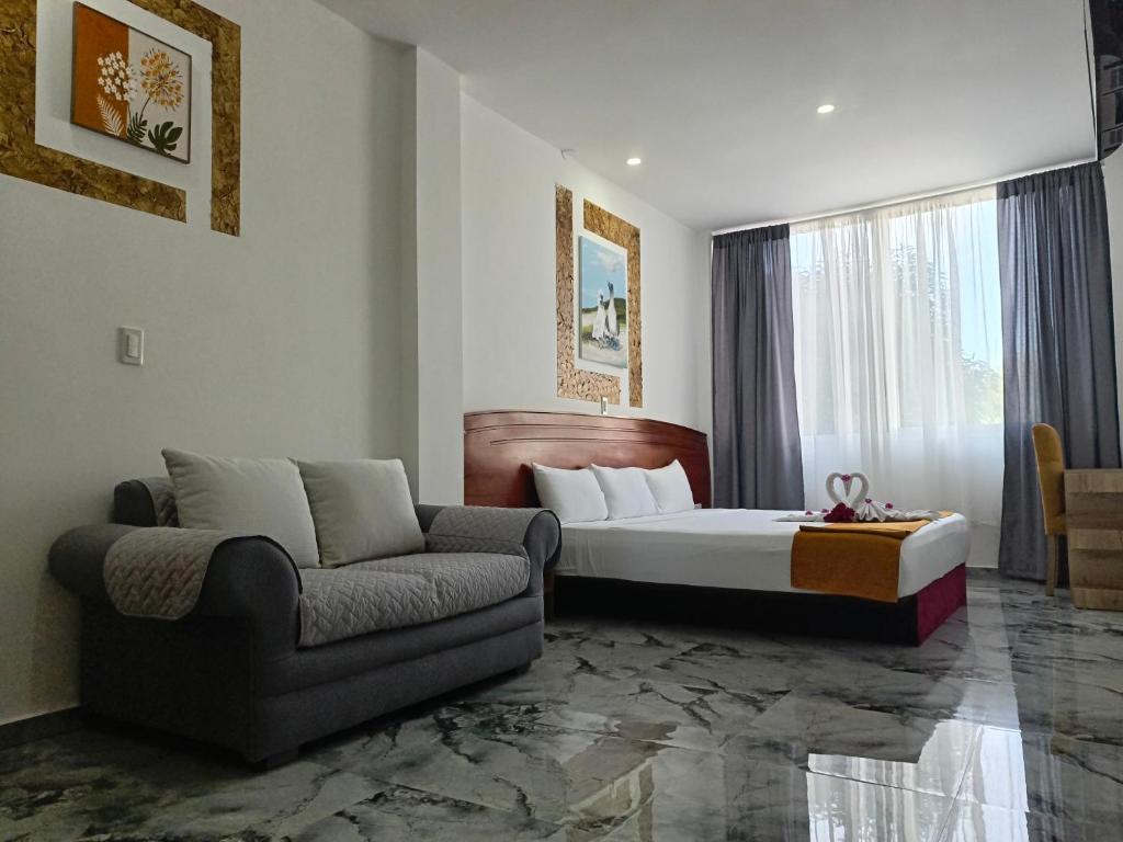 pokój hotelowy z łóżkiem i kanapą w obiekcie Patty House Galapagos w mieście Puerto Ayora