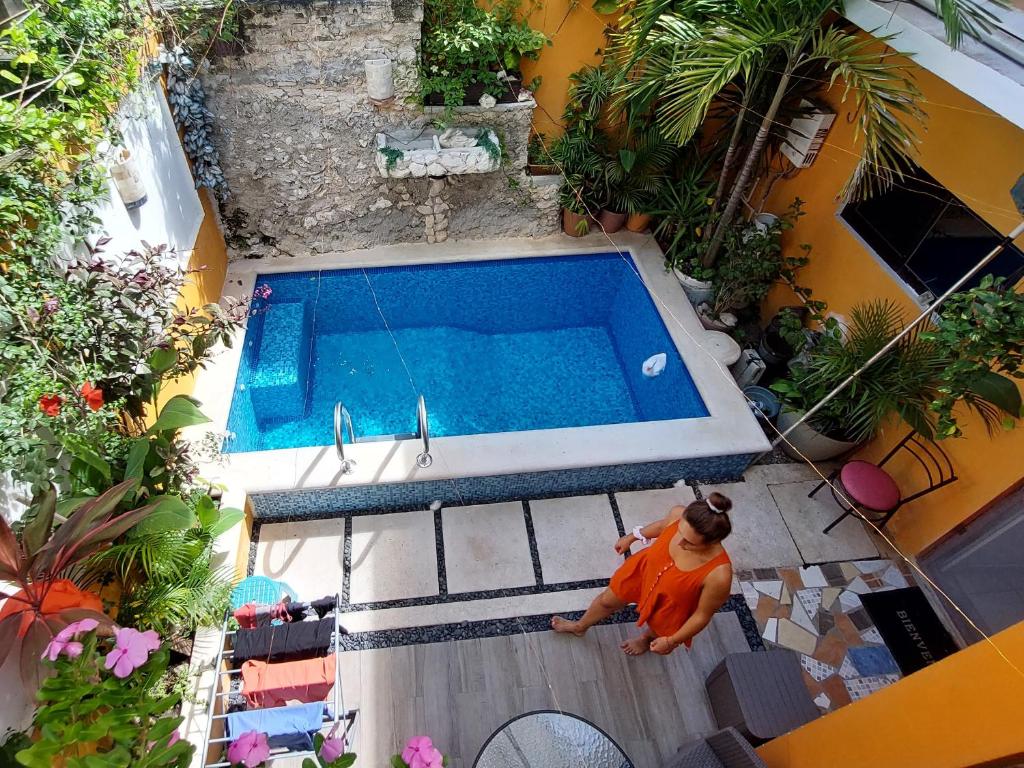 einen Blick über den Pool im Garten in der Unterkunft Habitación Cozumel in Cozumel