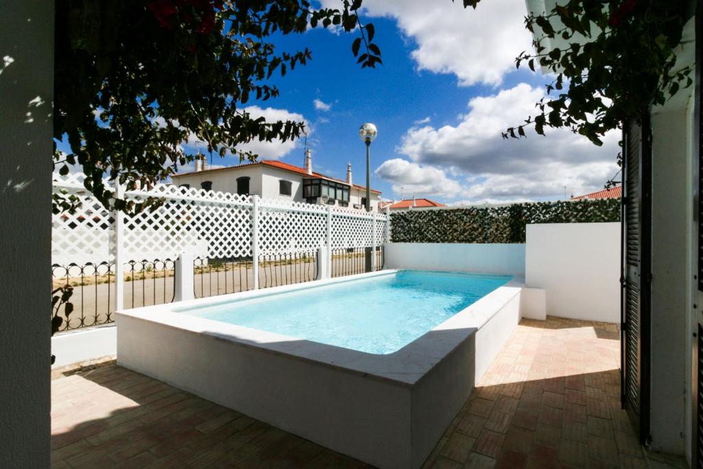 a swimming pool in the backyard of a house at FLH Altura Family House with Pool in Altura