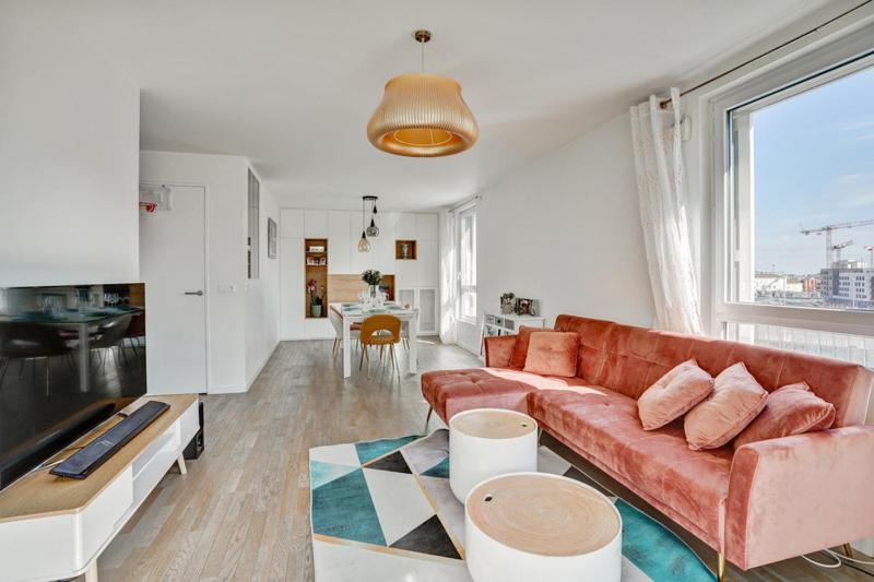ein Wohnzimmer mit Sofa und Tisch in der Unterkunft Duplex 3 chambres grande terrasse dernier étage in Nanterre