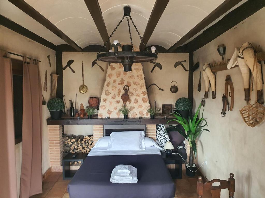 a bedroom with a bed and a chandelier at Apartamento un Dormitorio in Valdepeñas