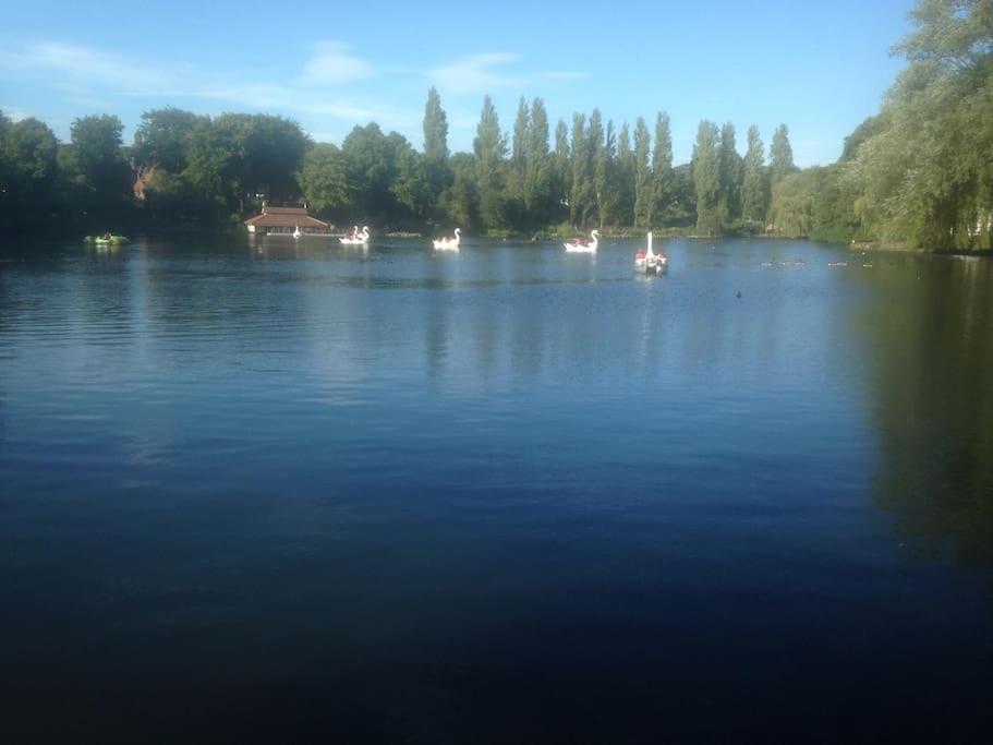un grande bacino d'acqua con le barche sopra di Jodefa 1 a Walsall