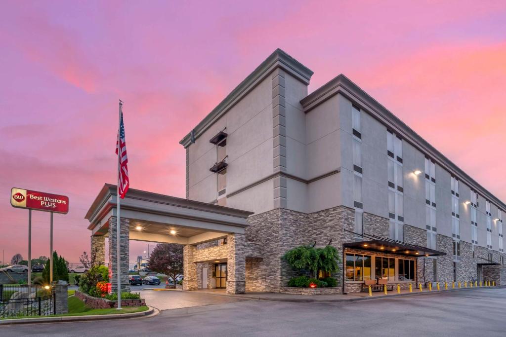 eine Darstellung der Vorderseite des Hotels in der Unterkunft Best Western Plus Greenville I-385 Inn & Suites in Greenville