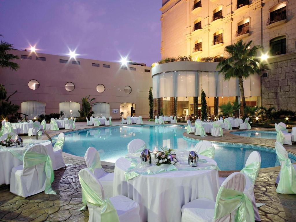 Bazén v ubytování MOVE INN Jeddah Hotel nebo v jeho okolí