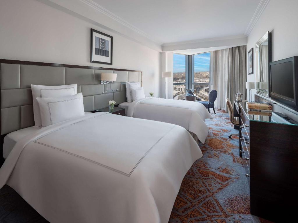 麥加的住宿－麥加瑞士酒店，酒店客房设有两张床和电视。
