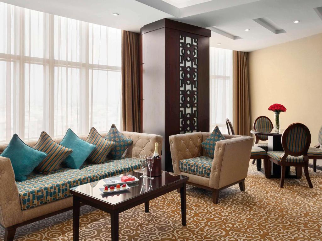 Ruang duduk di Mövenpick Hotel Qassim