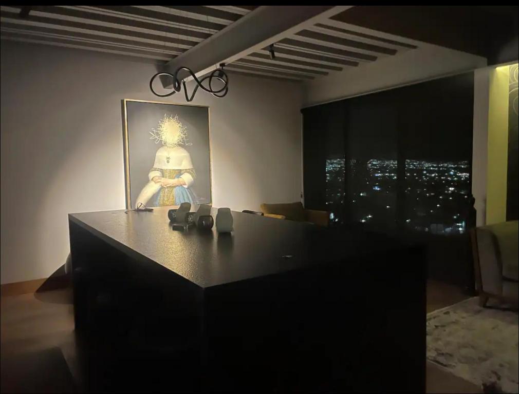 a room with a statue of a man sitting on a table at Depa Teo in Querétaro