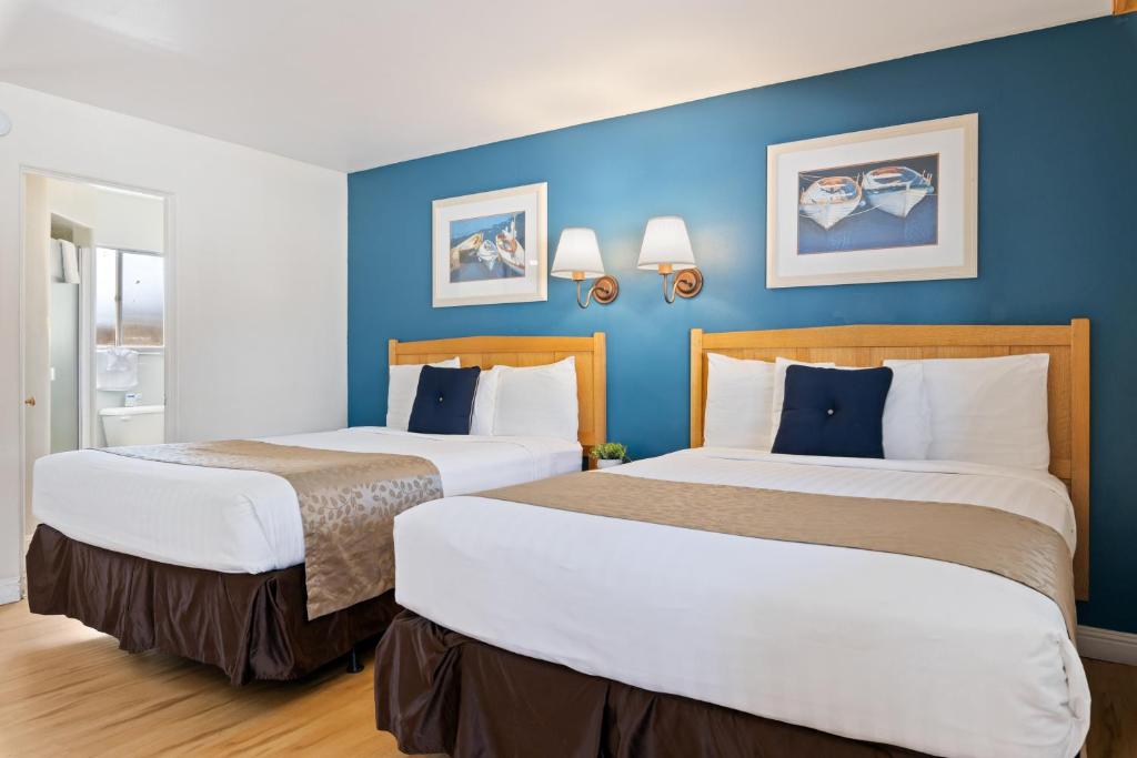 Skylark Shores Resort - Queen Room With Two Queen Beds - Poolside