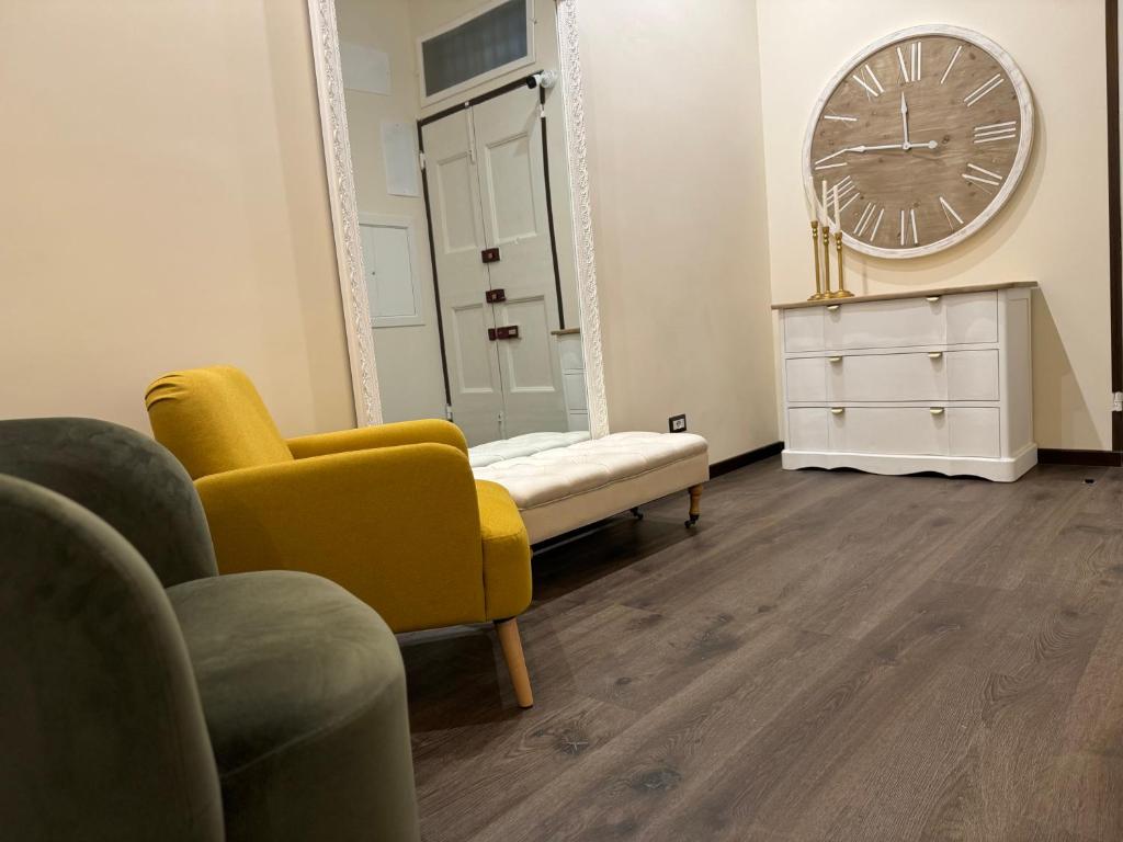 ボローニャにあるSaragozza Residenceのリビングルーム(ソファ、壁掛け時計付)