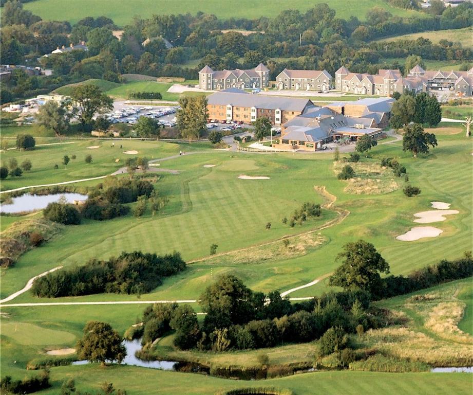 una vista aérea de un campo de golf en The Wiltshire Hotel, Golf and Leisure Resort, en Swindon