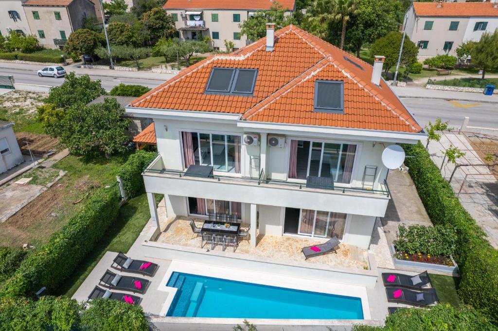 Villa Barbara-Kastela with heated pool