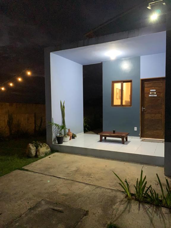 ein Zimmer mit einer Bank an der Seite eines Hauses in der Unterkunft Blue House Casa de temporada no brejo in Solânea