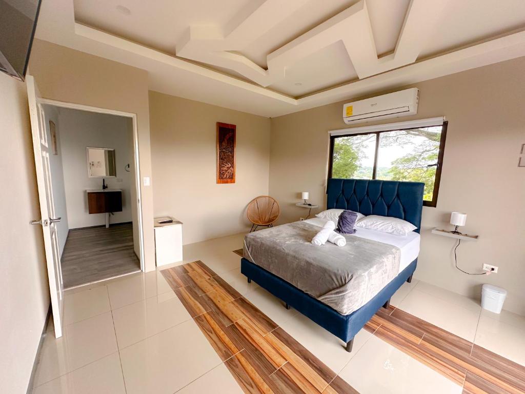 A bed or beds in a room at Casa Garitas GuestHouse - Free SJO Airport Shuttle