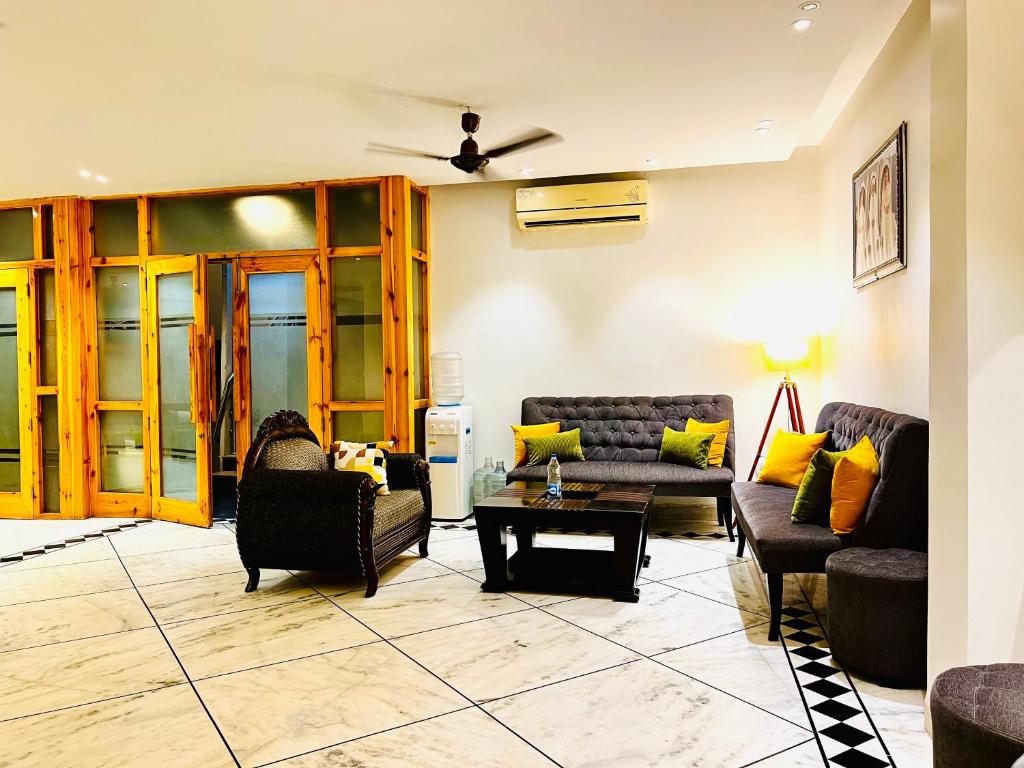Posezení v ubytování Divine Inn Hotel Near Rajouri Garden Main Market