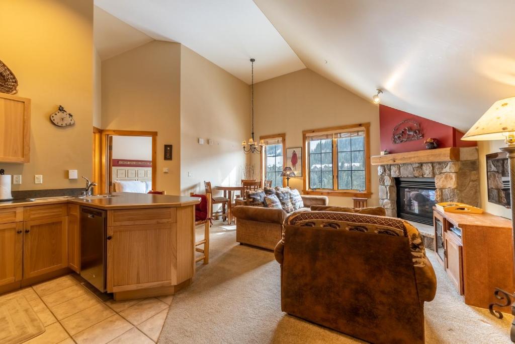 cocina y sala de estar con chimenea en Dakota Lodge #8524 by Summit County Mountain Retreats, en Keystone