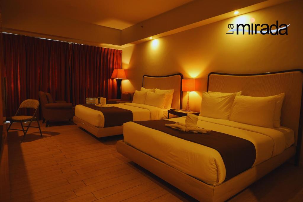 Postel nebo postele na pokoji v ubytování La Mirada Hotel