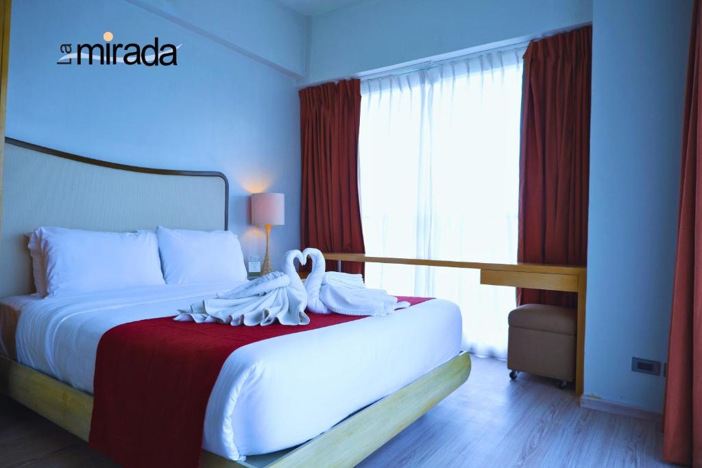 Postel nebo postele na pokoji v ubytování La Mirada Hotel