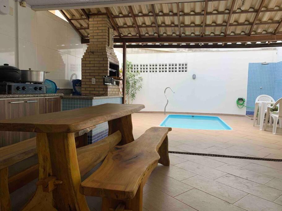 Swimmingpoolen hos eller tæt på Casa de Praia 3 Suítes c Ar condicionado e Piscina à 350m da Praia do Morro