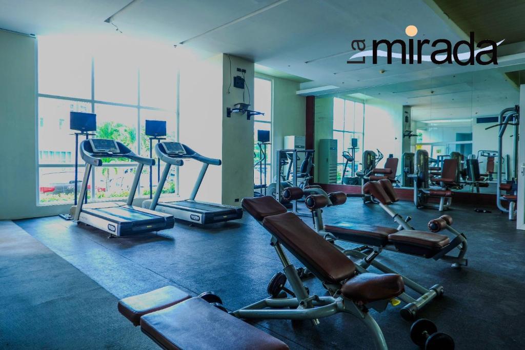 Fitness centrum a/nebo fitness zařízení v ubytování La Mirada Hotel