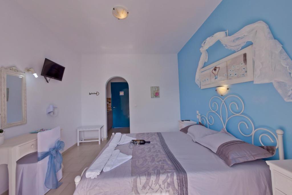 Tempat tidur dalam kamar di Aelia Studios