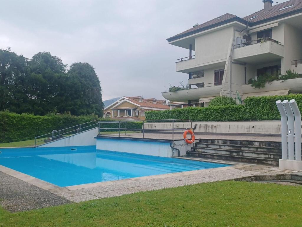 une piscine en face d'un bâtiment dans l'établissement Pleasant apartment in Feriolo di Baveno on the lake, à Fondotoce