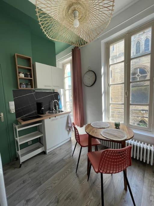 une cuisine avec une table et des chaises dans une pièce dans l'établissement Studio au coeur du centre historique, vue unique, à Caen