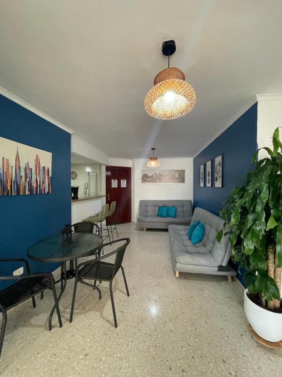 - un salon avec une table et un canapé dans l'établissement Cabrero Beach 1212, à Carthagène des Indes