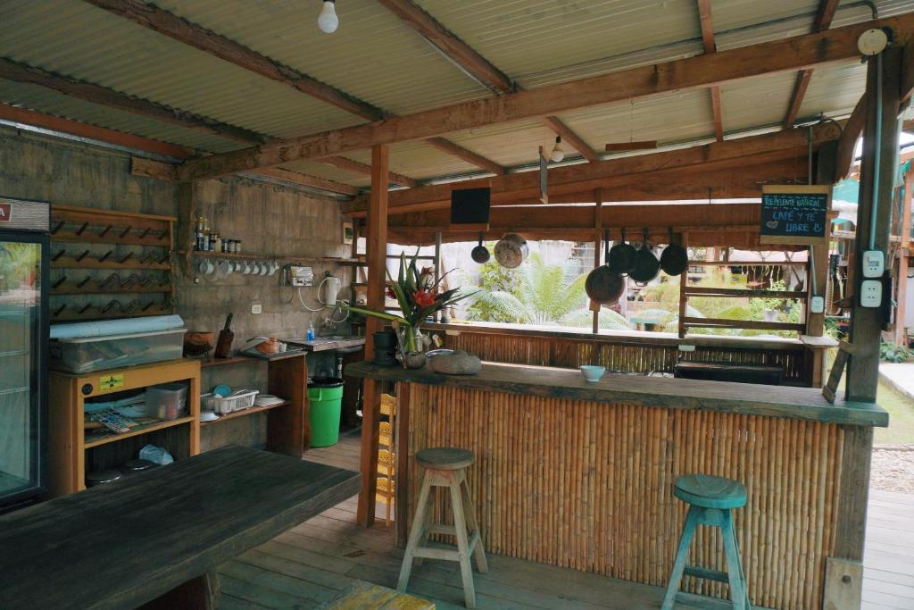 Kuchyň nebo kuchyňský kout v ubytování La Fauna Hotel