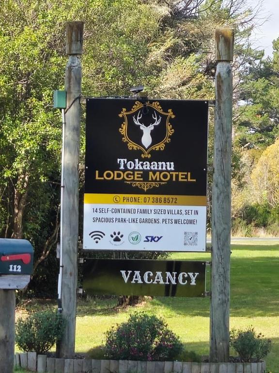 un cartel para el motel Tokushima Lodge en Tokaanu Lodge Motel en Turangi
