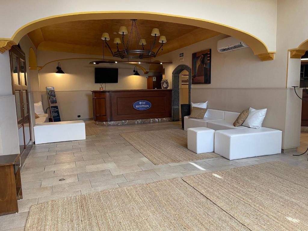 TV a/nebo společenská místnost v ubytování Hotel Capomulini 3 Stelle
