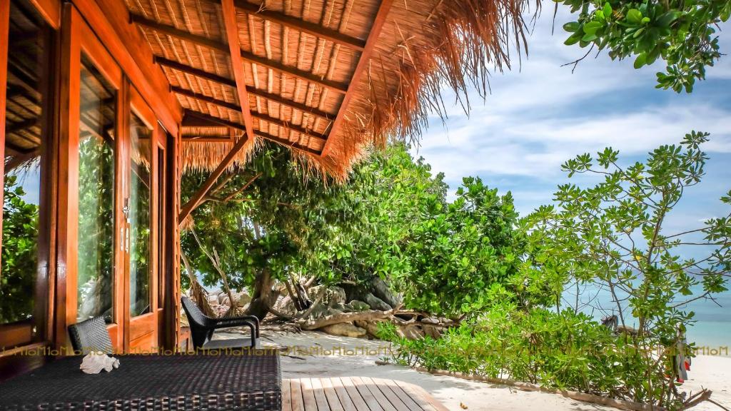 Ten Moons Lipe Resort - 9