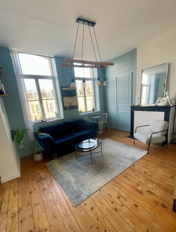 un salon avec un canapé et une table dans l'établissement Appartement Lille centre, à Lille