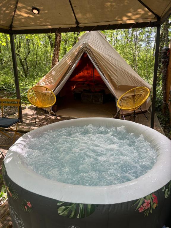un bain à remous avec une tente en arrière-plan dans l'établissement CYBÈLE, à Bernac