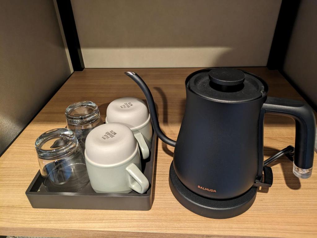 Příslušenství pro přípravu čaje a kávy v ubytování REF Kansai Airport by VESSEL HOTELS