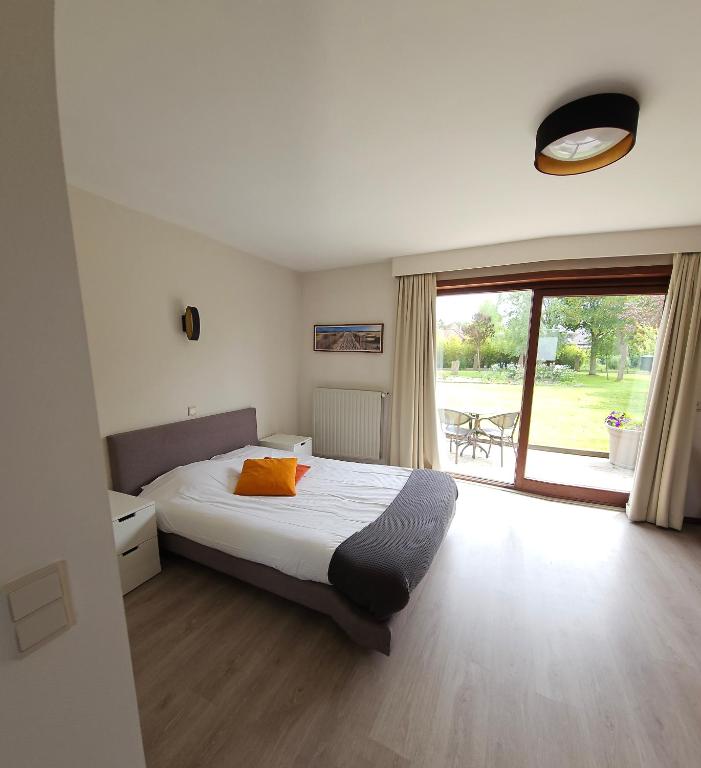 Postel nebo postele na pokoji v ubytování Hotel Westendia and Free Parking Top Breakfast