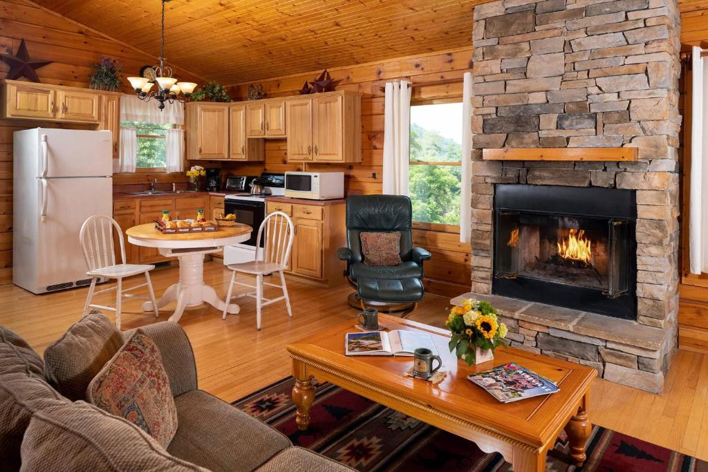 Uma área de estar em Cherokee Log Cabin w Stunning Mountain Views ➠ 2631