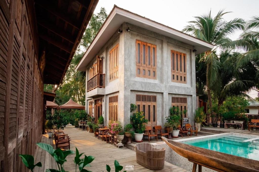 สระว่ายน้ำที่อยู่ใกล้ ๆ หรือใน House Of Passion Amphawa