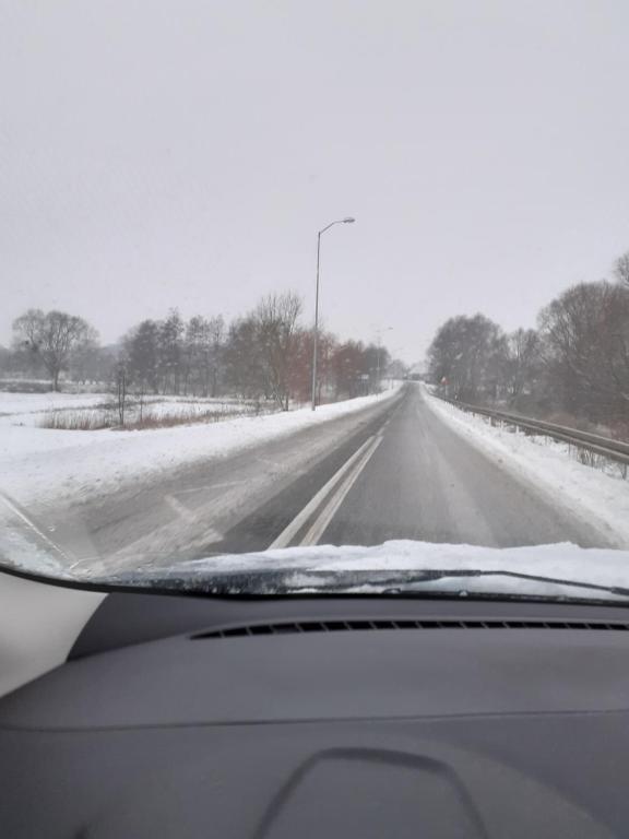 GolenicePaulo的积雪覆盖的道路，汽车挡风玻璃上积雪
