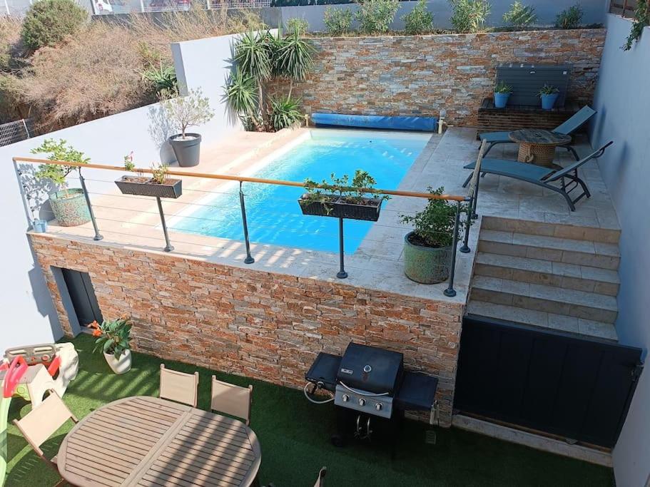 une vue aérienne d'une piscine dans une cour arrière dans l'établissement Maison vue sur mer avec piscine, à Port-Vendres