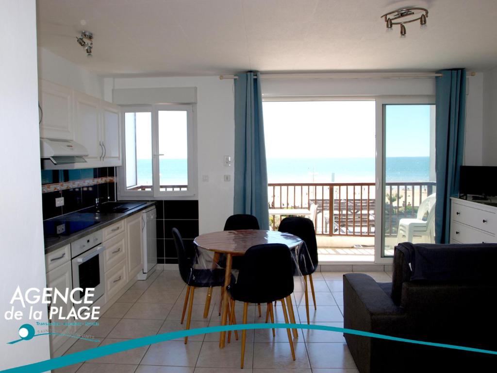 Il dispose d'un balcon et d'une cuisine avec une table et des chaises. dans l'établissement Beau Studio à Saint-Jean-de-Monts, Face à la Mer - FR-1-323-425, à Saint-Jean-de-Monts