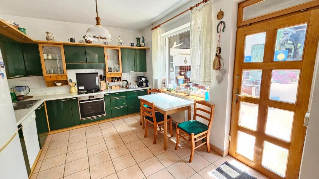 Kuchyň nebo kuchyňský kout v ubytování Casa Vanatorului